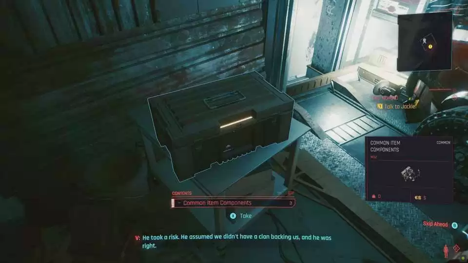 Самовлюбленный шериф компоненты обычных предметов возле переднего левого колеса автомобиля в ящике